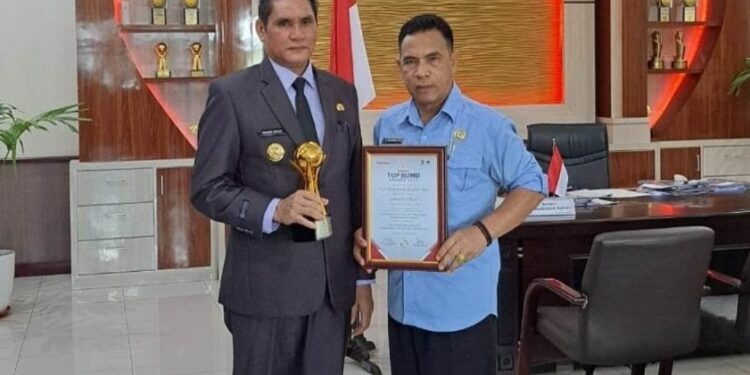 FOTO: IST/MATAKALTENG - Direktur Perumdam Tirta Arut menyerahkan penghargaan Top BUMD kepada Pj Bupati Anang Dirjo di ruang kerjanya, Rabu 12 April 2023.