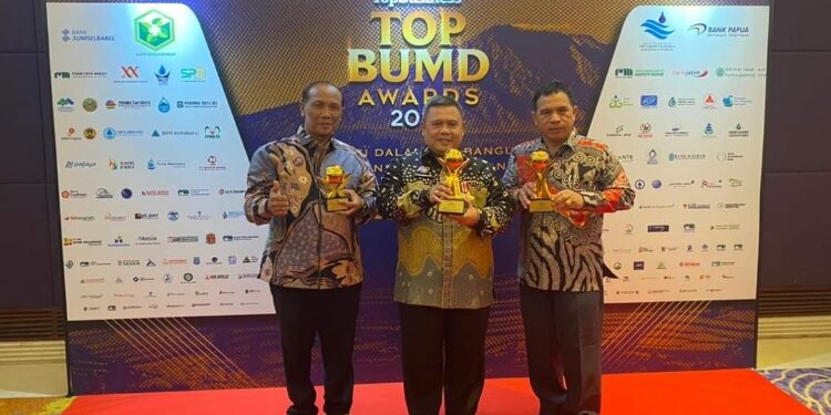 FOTO: IST/MATAKALTENG - Plt Sekda Kobar Juni Gultom menerima saat menerima penghargaan Top BUMD di Dian Ballroom-Hotel Raffles Jakarta, Senin 10 April 2023.
