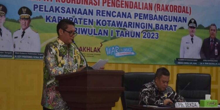 FOTO: IST/MATAKALTENG - Pj Bupati Kobar, Anang Dirjo saat memberikan sambutan dalam Rankordal Triwulan I tahun 2023.