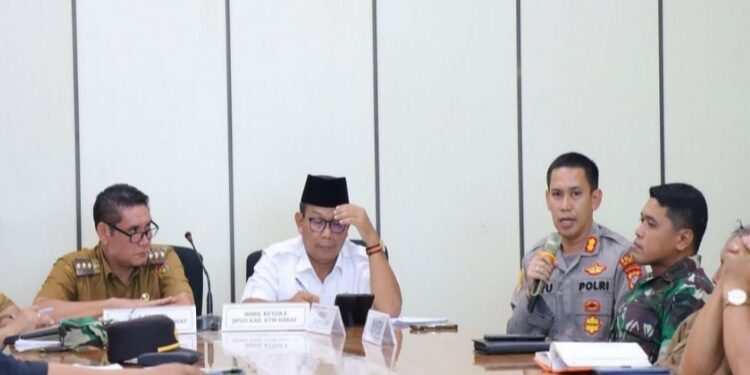 FOTO: IST/MATAKALTENG - Pj Bupati Kobar, Anang Dirjo, memimpin rapat mediasi penyelesaian sengketa antara perusahaan dan masyarakat bertempat di kantor Bupati Kotawaringin Barat, 10 April 2023.