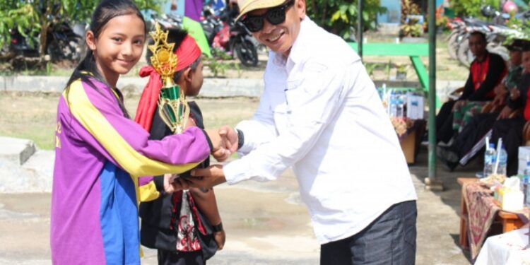 FOTO: IST/MATAKALTENG - Kepala Bidang Pembinaan SD M Alamsyah menyerahkan hadiah kepada pemenang lomba O2SN tingkat kecamatan.