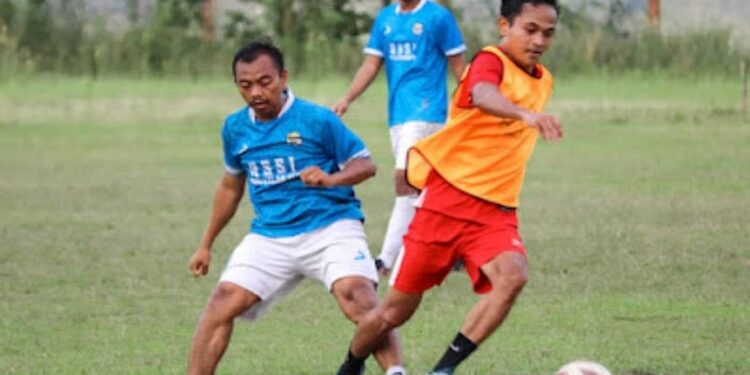 FOTO: IST/MATAKALTENG - Atlet sepak bola saat melakukan latihan.