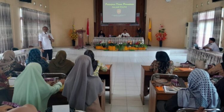 FOTO: IST/MATAKALTENG - Puluhan perempuan di Kotawaringin Barat ikuti sosialisasi pendidikan politik di aula Kantor Kesbangpol Kobar.
