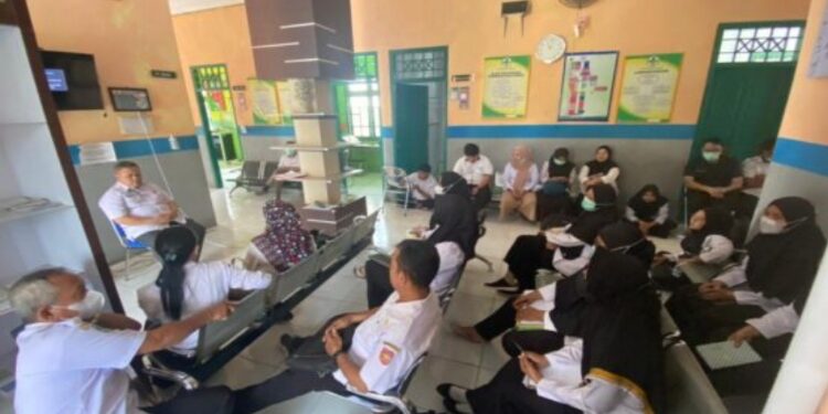 FOTO: IST/MATAKALTENG - Plt Sekda Kobar, Juni Gultom, saat monitoring Kantor Kecamatan dan Puskesmas di Kecamatan Pangkalan Banteng, Kabupaten Kotawaringin Barat.