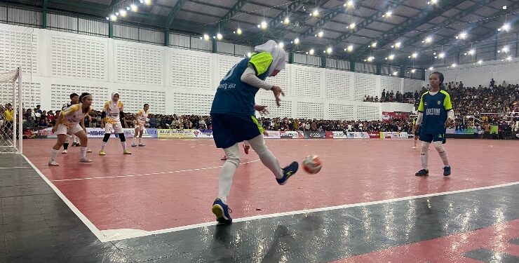 FOTO : DIAN/MATA KALTENG - Pertandingan tim futsal putri Kabupaten Kotim dan Palangka Raya, Minggu 30 Juli 2023.