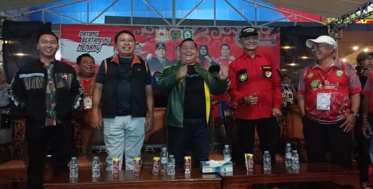 FOTO : DEVIANA/MATAKALTENG - Bupati Kotim Halikinnor didampingi Sekda Fajrurrahman dan lainnya saya melihat pertandingan cabor tinju, Minggu 30 Juli 2023.