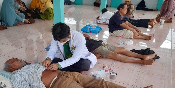 FOTO : MUHAMMDIYAH/MATA KALTENG - Pengobatan tradisional dengan metode akupuntur yang dilaksanakan pengurus Muhammadiyah Kecamatan Mentaya Hilir Selatan di Desa Samuda, Kotim, 30 Juli 2023.