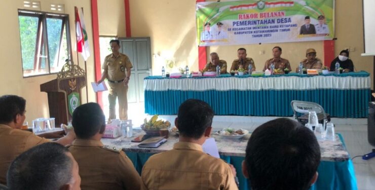 FOTO : IST/MATAKALTENG- Camat Mentawa Baru Ketapang Eddy Hidayat Setiadi saat menghadiri rapat bulanan pemerintahan desa, Senin 31 Juli 2023.