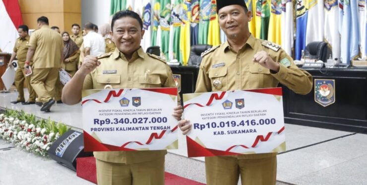 FOTO : IST/MATAKALTENG - Bupati Sukamara Windu Subagio dan Wakil Gubernur Kalteng Edy Pratowo saat menerima dana insentif kinerja 