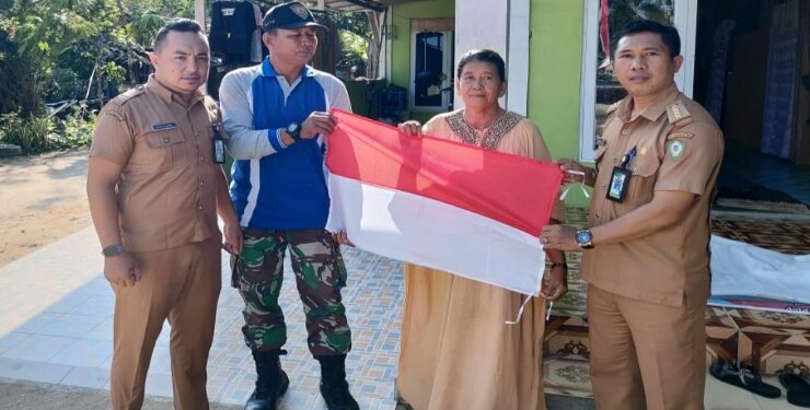 FOTO : KECAMATAN/MATA KALTENG - Camat MHU Muslih membagikan bendera merah putih secara gratis kepada masyarakat setempat, Senin 31 Juli 2023.