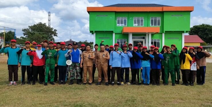 FOTO : KECAMATAN/MATA KALTENG - Pasukan paskibraka Kecamatan Mentaya Hilir Utara, Kotim, berfoto bersama Camat MHU, Muslih