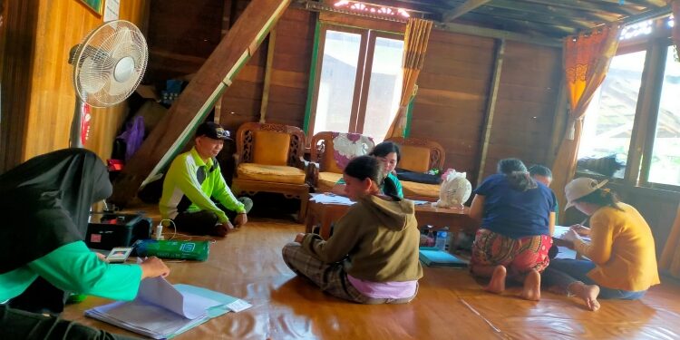 FOTO: DISDUKCAPIL/MATA KALTENG - Petugas disdukcapil ketika melakukan pelayanan adminduk dengan jemput bola ke rumah warga Desa Tumbang Kuayan, Kecamatan Rungan Barat, pekan lalu.