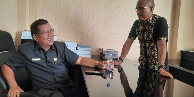 FOTO : SID/MATA KALTENG - Anggota Komisi III DPRD Kabupaten Gumas Edyson D Kenting (kiri) saat berbincang dengan awak media, Senin, 31 Juli 2023.