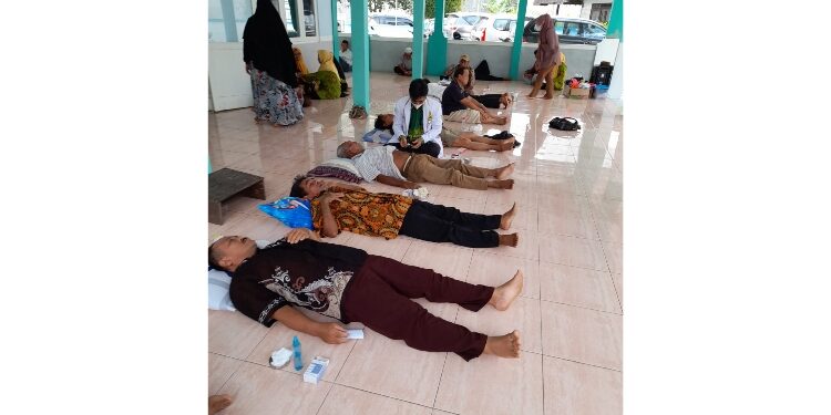 FOTO: MUHAMMADIYAH/MATA KALTENG - Bakti sosial pengobatan secara tradisional dengan metode akupuntur yang dilaksanakan dalam rangka musyawarah cabang Muhammdiyah dan Asyiah di Masjid Mujahidin, Samuda, 30 Juli 2023.