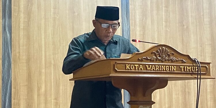 FOTO: DIAN/MATA KALTENG - Anggota DPRD Kotim dapil III, Bunyamin saat menyampaikan hasil reses kepada pemerintah setempat dalam rapat paripurna, 31 Juli 2023.