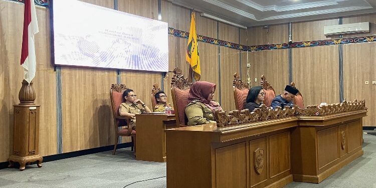 FOTO: DIAN/MATA KALTENG - Penyampaian hasil reses Anggota DPRD Kotim kepada Pemerintah Daerah setempat yang dihadiri Wakil Bupati Kotim, Irawati, Senin 31 Juli 2023.