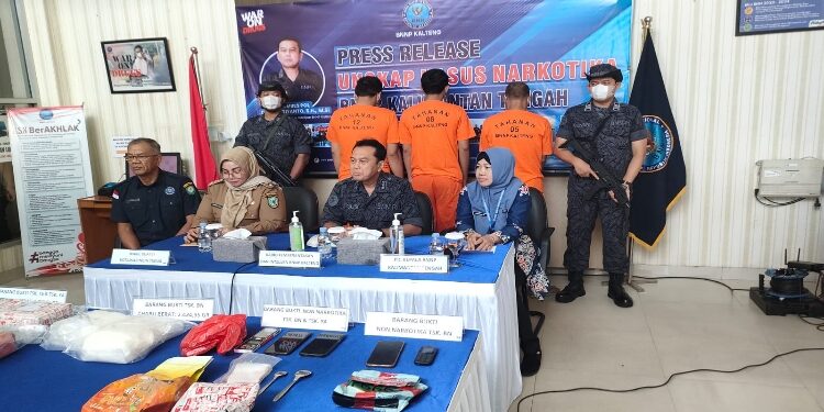 FOTO: RZL/MATAKALTENG - Jajaran BNNP Kalteng, pada saat menggelar press release pengungkapan 9,2 kilogram sabu.