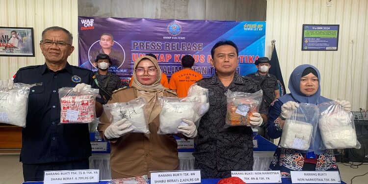 FOTO: RZL/MATAKALTENG - Kepala bidang berantas dan intelijen BNNP Kalteng, Kombes Pol Agustiyanto, saat menunjukkan barang bukti.