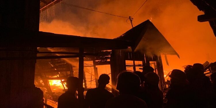FOTO: RZL/MATAKALTENG - Petugas pemadam, pada saat berusaha memadamkan api.