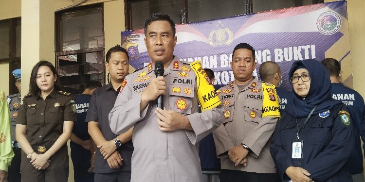 FOTO: AGUS/MATA KALTENG - Kapolres Kotim, AKBP Sarpani saat memimpin proses pemusnahan barang bukti narkotika yang dilakukan di halaman Polres Kotim, Senin 1 Agustus 2023.