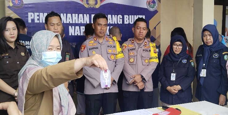 FOTO : AGUS/MATA KALTENG - Pemusnahan barang bukti narkotika yang dilakukan oleh Polres Kotim, Selasa, 1 Juli 2023.