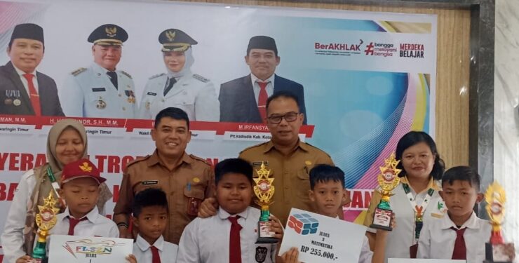FOTO : DIAN/MATA KALTENG - Penyerahan trophy dan hadiah kegiatan minat bakat dan kreativitas siswa jenjang SD 2023 yang ada di Kotim oleh Disdik setempat, Selasa 1 Agustus 2023.