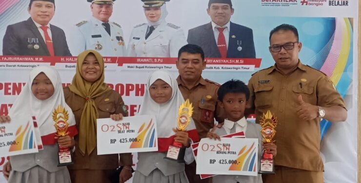 FOTO : DIAN/MATA KALTENG - Penyerahan trophy dan hadiah kegiatan minat bakat dan kreativitas siswa jenda SD 2023 yang ada di Kotim oleh Disdik setempat, Selasa 1 Agustus 2023.