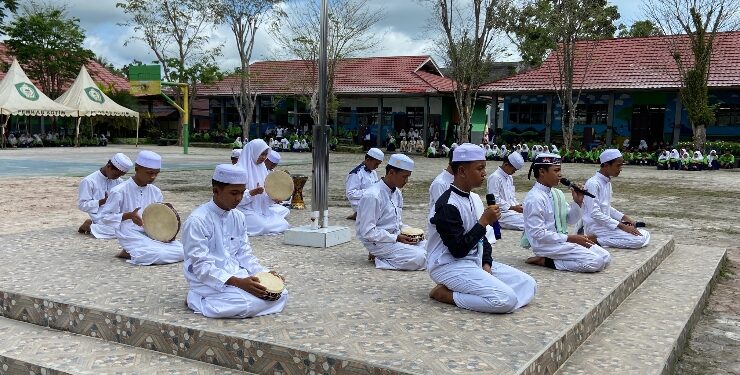 FOTO : Dok/MATA KALTENG - Sejumlah peserta didik yang ada di SMPN 3 Sampit saat menampilkan seni hadrah dalam acara perpisahan dan reuni akbar beberapa waktu lalu.