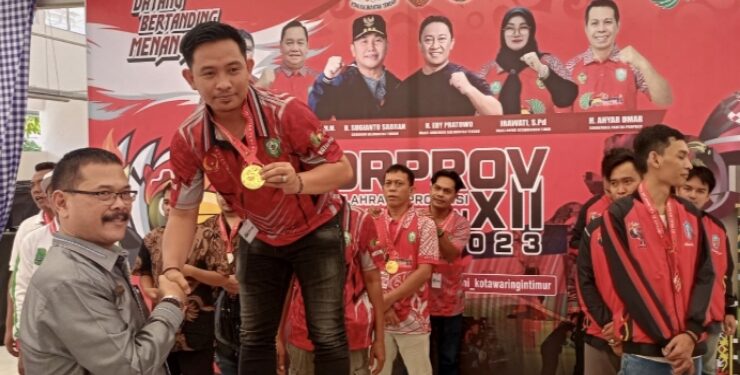 FOTO : DIAN/MATA KALTENG - Penyerahan medali emas pada pemain catur asal Kotim kategori catur cepat, Selasa 1 Agustus 2023.