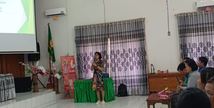 FOTO : DISKOMINFO SANTIK/MATA KALTENG - Kabid PIP pada Diskominfo Santik Kabupaten Gumas Emi Juniati menjadi narasumber pada kegiatan rakor fasilitasi dan pembinaan bagi aparatur pengawas pemilu, pekan lalu.