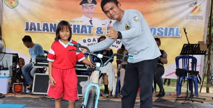 FOTO : SID/MATA KALTENG - Wakil Ketua I DPRD Kabupaten Gumas Binartha saat bersama seorang anak dalam suatu kegiatan, belum lama ini.