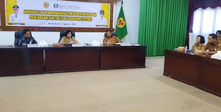 FOTO : SID/MATA KALTENG - Wakil Bupati Gumas Efrensia LP Umbing didampingi Kepala Perwakilan Bank Indonesia Provinsi Kalteng Taufik Saleh, dan Kepala Bapenda Edison, ketika memimpin audiensi dan koordinasi TP2DD, di ruang rapat lantai 1 kantor bupati, Selasa, 1 Agustus 2023.
