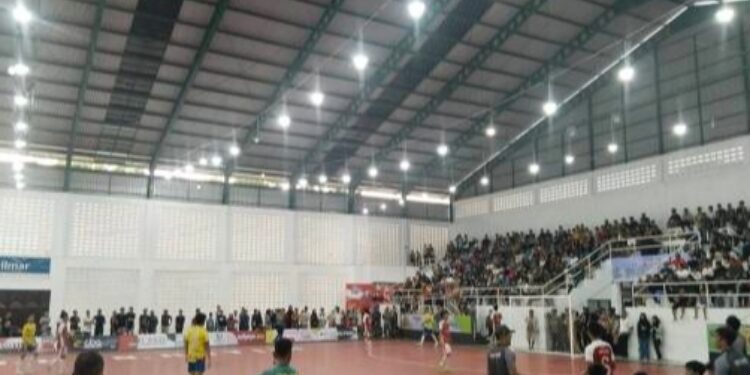 FOTO: AGUS/MATA KALTENG - Tim Futsal Kobar (baju kuning biru) dan Tim Futsal Kapuas (baju merah corak putih) saat pertandingan delapan besar di GOR indoor Stadion 29 November Kota Sampit, Selasa 1 Agustus 2023.