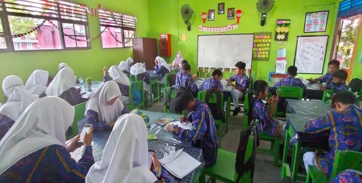 FOTO : Dok/MATA KALTENG - Suasana belajar di SMPN 2 Sampit, termasuk salah satu sekolah yang harus melaksanakan BDR karena dilintasi balap sepeda pelaksanaan porprov Kalteng XII 2023.