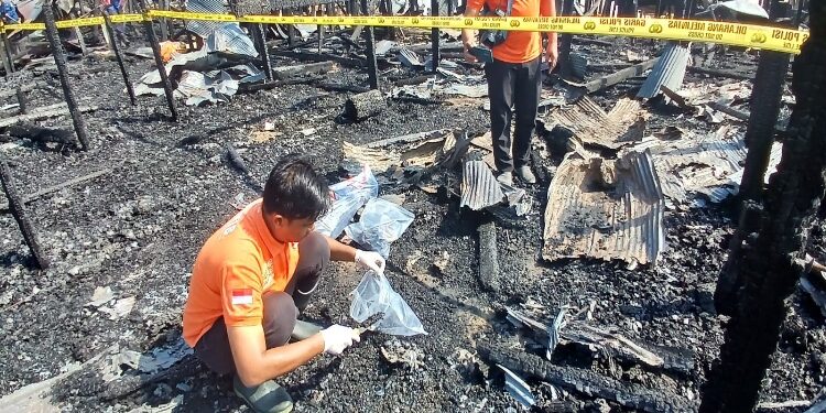 FOTO: RZL/MATAKALTENG - Tim Inafis Polresta Palangka Raya, pada saat mengumpulkan barang bukti di lokasi terjadinya kebakaran.