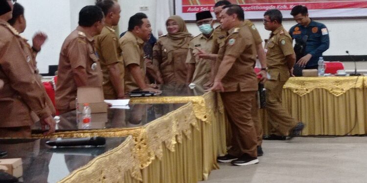 FOTO : DOK DEVIANA/MATAKALTENG - Bupati Kotim Halikinnor saat berbincang dengan ASN di wilayahnya.