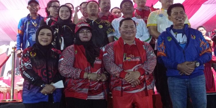 FOTO: DEVIANA/MATAKALTENG - Bupati Kotim Halikinnor bersama kepala daerah lainnya saat pembukaan Porprov Kalteng. 