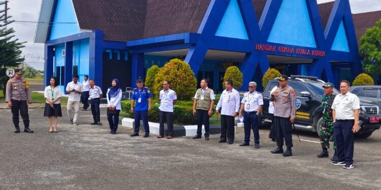 FOTO: SID/MATA KALTENG - Kepala UPBU Kelas III Kuala Kurun Darsono didampingi Kapolres AKBP Asep Bangbang Saputra dan stakeholder lainnya, melihat skenario simulasi latihan keadaan darurat keamanan penerbangan skala kecil dengan tema pengamanan demonstrasi massa, yang dilakukan Unit AVSEC, Polres Gumas dan Airnav Kuala Kurun, Rabu 2 Agustus 2023.