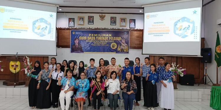 FOTO: DISKOMINFO SANTIK/MATA KALTENG - Bunda Literasi Kabupaten Gumas Mimie Mariatie Jaya S Monong, Kepala Dinas Perpustakaan dan Kearsipan Maria Efianti, dan Ketua Panitia Yunike, berfoto bersama dengan peserta pemilihan duta baca tingkat pelajar SMA/SMK/MA, Rabu 2 Agustus 2023.