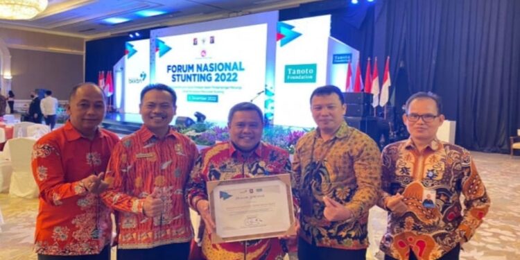 FOTO: IST/MATAKALTENG - Plt Sekda Kobar Juni Gultom menerima penghargaan dari BKKBN dalam forum Nasional Stunting.