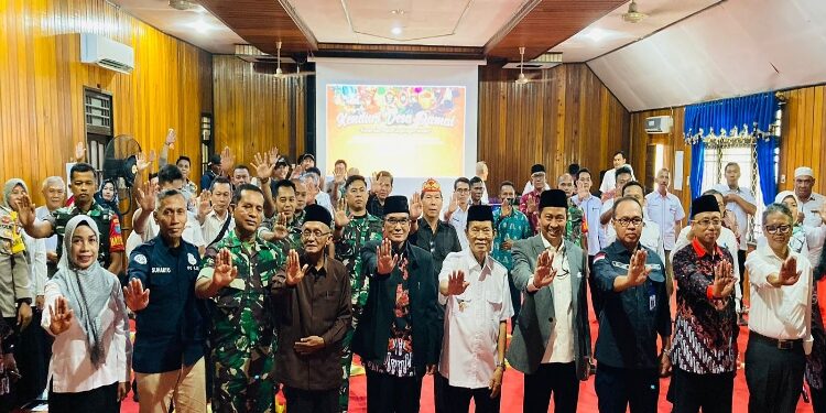 FOTO: IST/MATAKALTENG - Foto bersama usai pelaksanaan edukasi Kenduri Desa Damai.