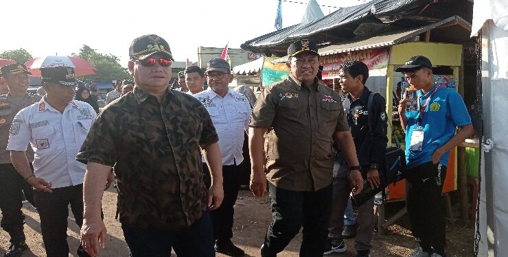 FOTO : DOK DEVIANA/MATAKALTENG - Bupati Kotim Halikinnor mendampingi Wakil Gubernur Eddy Pratowo saat meninjau Nur Mentaya Ekspo. 