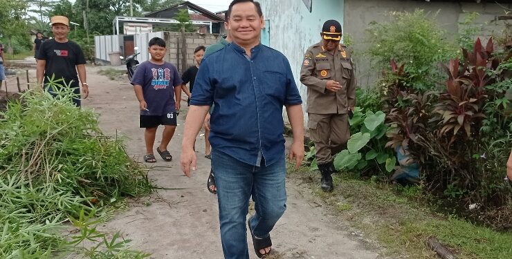 FOTO : DOK DEVIANA / MATAKALTENG - Bupati Kotim Halikinnor saat blusukan ke rumah-rumah warga belum lama ini.