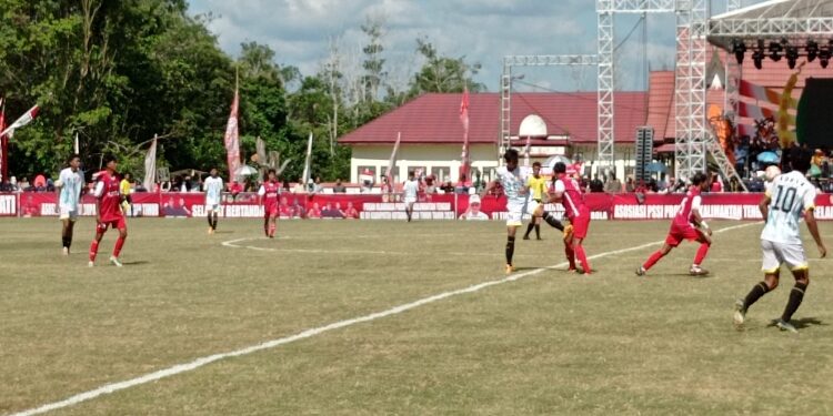 FOTO : DEVIANA/MATAKALTENG - Tim sepak bola Kotim VS Kobar pada Porprov XII Kalteng, Kamis 3 Agustus 2023.