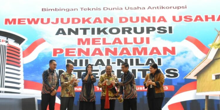 FOTO : IST/MATAKALTENG - Sekda Nuryakin secara simbolis membuka Bimbingan Teknis Dunia Usaha Anti Korupsi pada tahun 2023 di Aula Jayang Tingang, Lantai II Kantor Gubernur, Kamis 3 Agustus 2023.