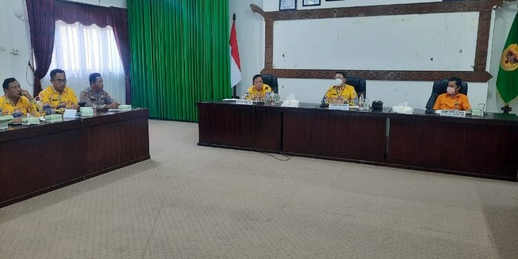 FOTO : SID/MATA KALTEN - Plt Sekda Gumas Richard didampingi Kepala Kesbangpol yang juga Ketua Panitia Sugiarto, memimpin rapat kedua peringatan HUT RI ke-78 Kemerdekaan RI tahun 2023, di ruang rapat lantai 1 Kantor Bupati Gumas, Kamis 3 Agustus 2023.