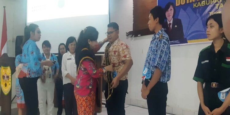 FOTO : DISKOMINFO SANTIK/MATA KALTENG - Bunda Literasi Kabupaten Gumas Mimie Mariatie Jaya Samaya Monong didampingi Kepala Dinas Perpustakaan dan Kearsipan Maria Efianti saat memasangkan selendang duta baca pelajar kepada pemenang lomba duta baca tingkat pelajar SMA sederajat, Rabu 2 Agustus 2023.