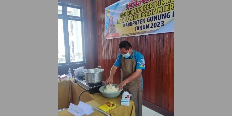 FOTO: UNTUNG JAYA BANGAS/MATA KALTENG - Anggota DPRD Kabupaten Gumas Untung Jaya Bangas ketika menjadi narasumber dalam kegiatan pelatihan pembuatan keripik rebung, belum lama ini.