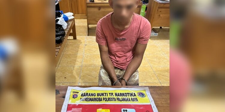 FOTO: HUMAS POLRESTA/MATAKALTENG - Terduga pelaku beserta barang bukti, saat diamankan polisi.