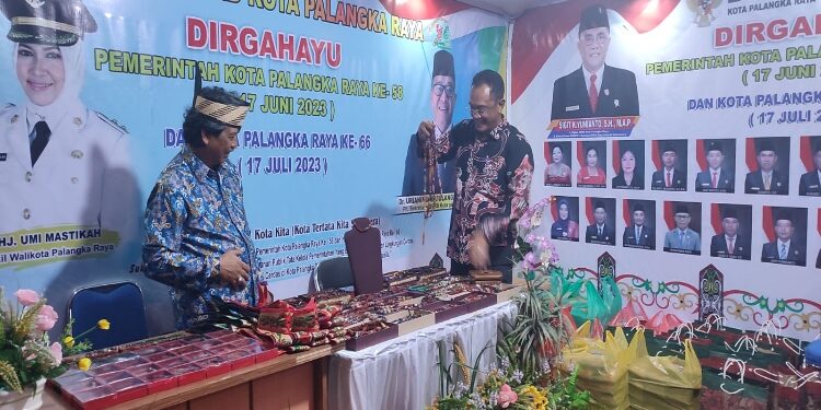 FOTO: MATAKALTENG - Ketua DPRD Kota Palangka Raya, Sigit K Yunianto, saat mengunjungi stand Sekretariat DPRD Kota Palangka Raya di Palangka Raya Fair beberapa waktu lalu.